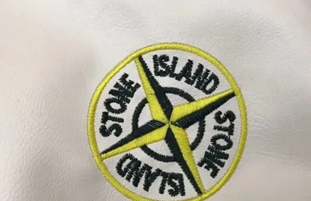 P230 Stone Island spliced PU leather and cotton baseball jacket (couples style three-color hair) Sheep long velvet body spliced PU leather sleeves, custom full towel embroidered logo on the chest and back. Three threads on the cuffs, hem and neck 1:1 custom dyeing No change in shape Original buttons restored 1:1 Loose and versatile Unique design must-have items for fashionistas Double hang tags Double wash Original armbands Couple style three-color hair: black, green, blue Style number: A01# Size: M-2XL